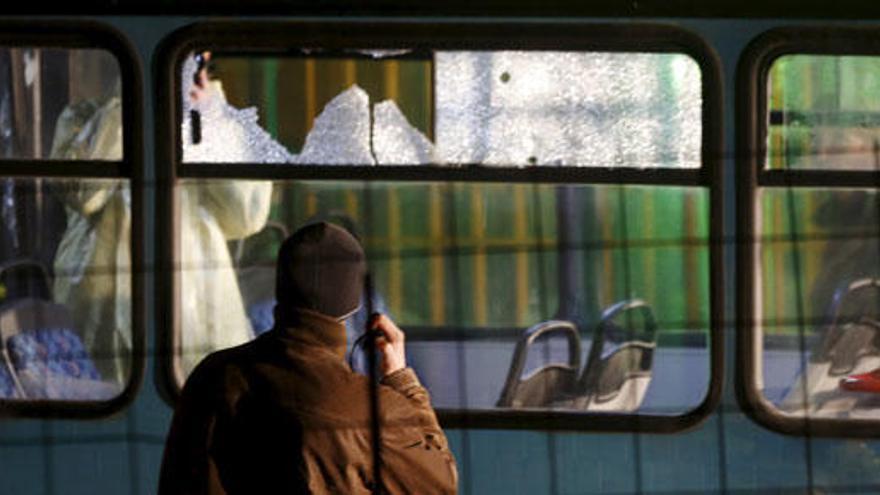 El autobús en el que fueron asesinados los dos soldados.