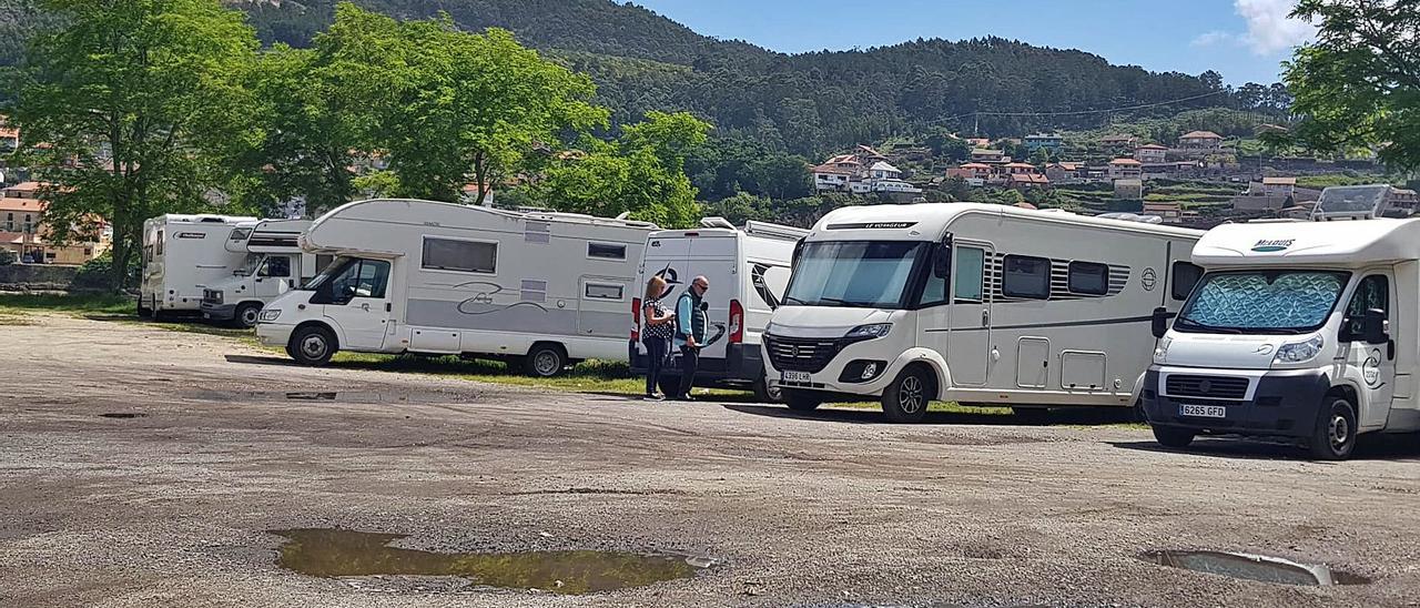 Al menos siete autocaravanas permencían ayer estacionadas en el acceso a la antigua isla de Meira. |  SANTOS ÁLVAREZ