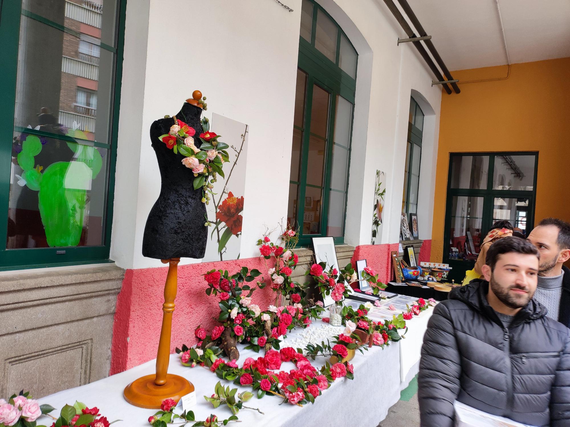 Las camelias llenan de color el colegio Padre Galo, de Luarca