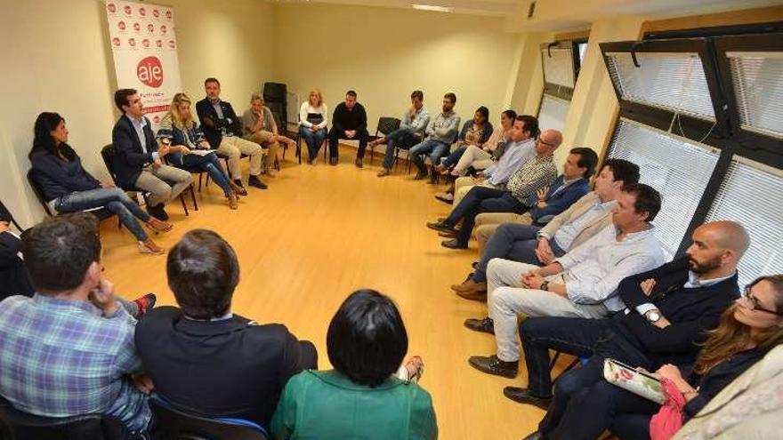 Reunión del PP con emprendedores en la sede de AJE. // G. Santos