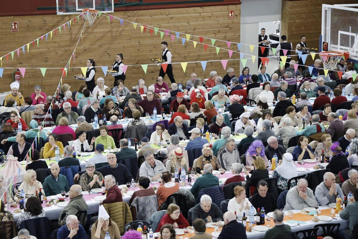 Tributo a los mayores de Ames con más de mil kilos de cocido y música