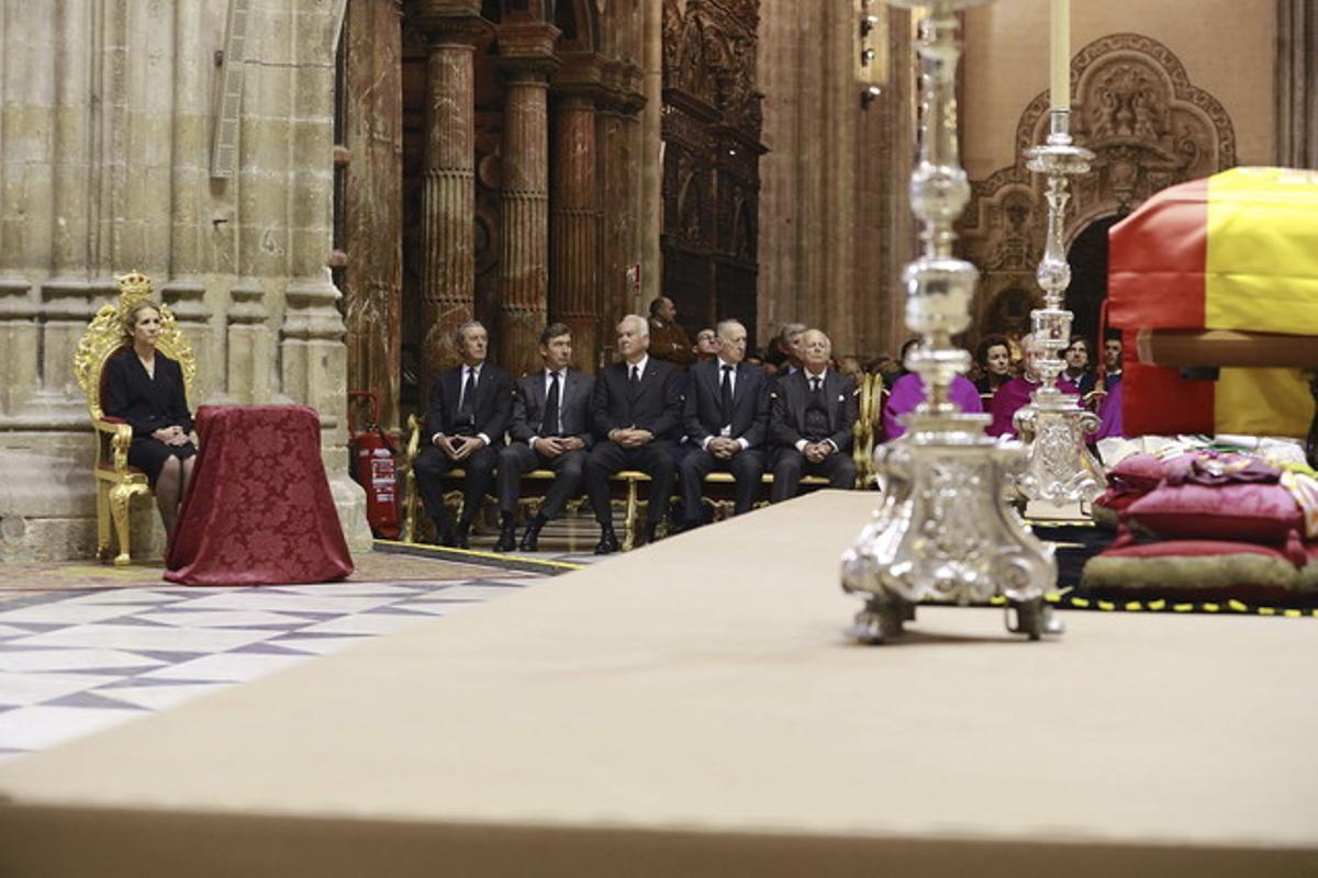 La infanta Elena, en representación del rey Felipe VI, durante el funeral por la duquesa de Alba.