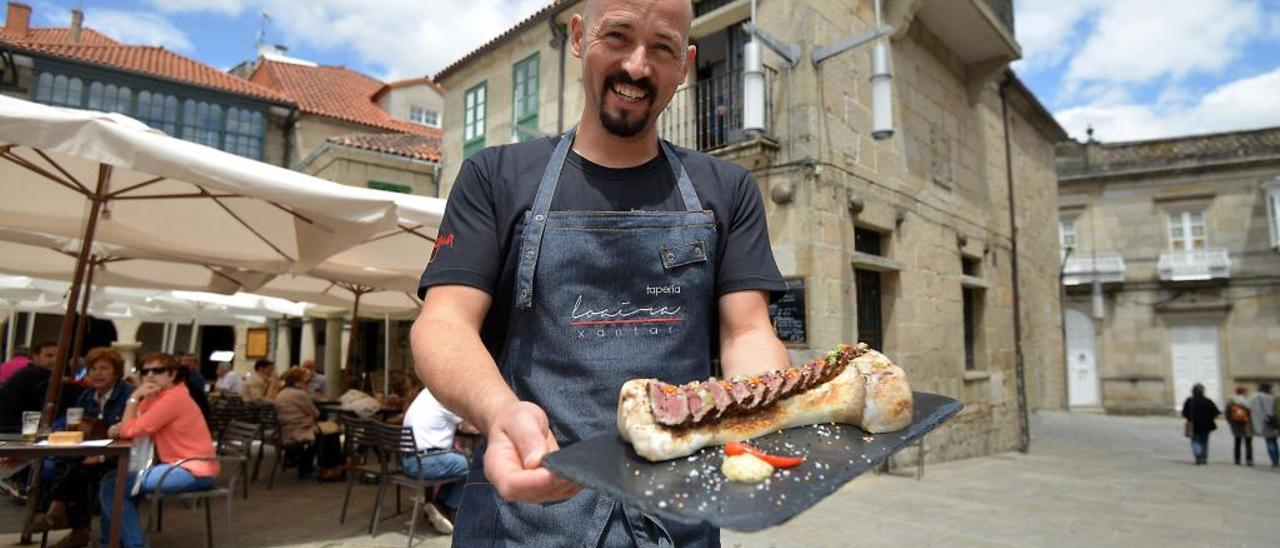 Iñaki Bretal con una suculenta elaboración de la tapería Loaira de Pontevedra  // Gustavo Santos