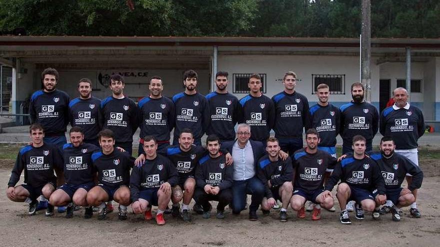 Formación del Vea en un entrenamiento de pretemporada junto a su patrocinador. // Bernabé