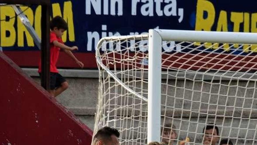 Pedro Beda durante el primer encuentro de liga en A Lomba. // I.A.