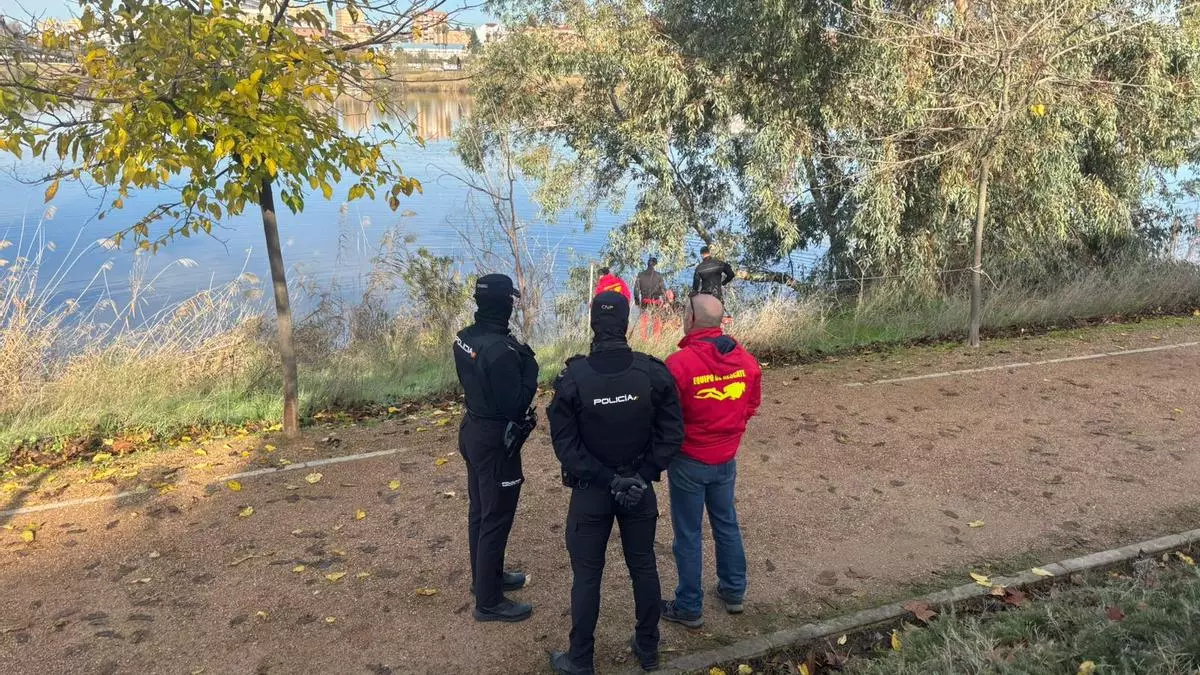 Bomberos voluntarios buscan en el río Guadiana de Badajoz el arma que se empleó para asesinar a la funcionaria