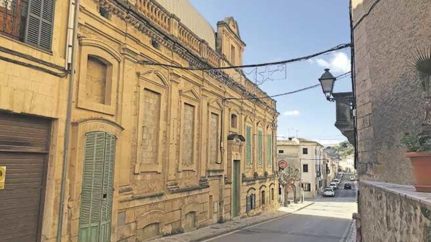 Aspecto de parte del antiguo Centre Catòlic, cuyo deterioro es bien visible desde la puerta que da a la calle.