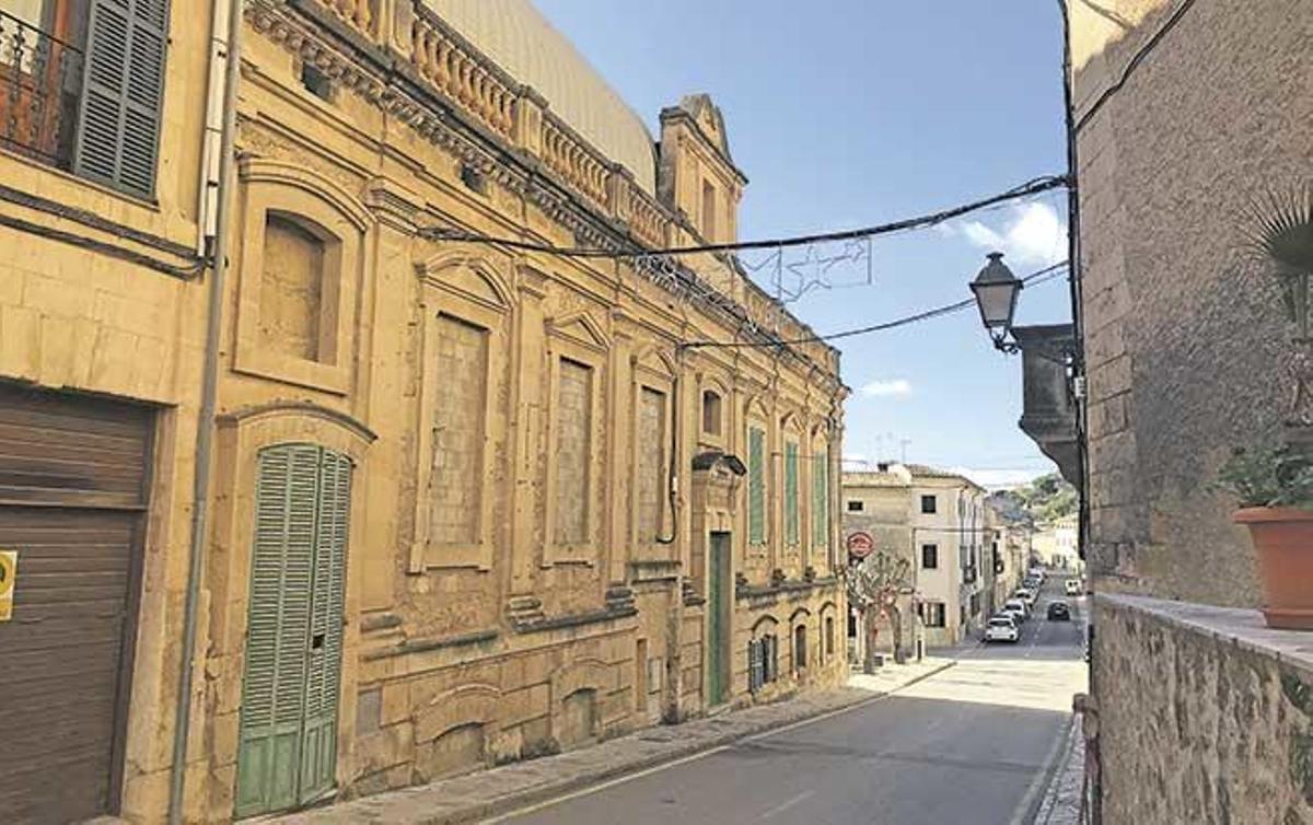 Aspecto de parte del antiguo Centre Catòlic, cuyo deterioro es bien visible desde la puerta que da a la calle.
