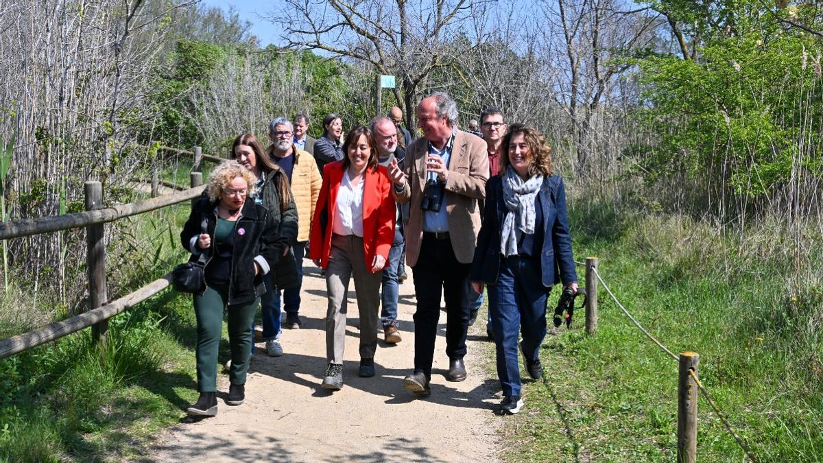 La consellera Paneque visita las lagunas de las Filipines-Remolar de Viladecans.