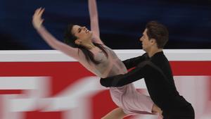 Sara Hurtado y Kirill Khaliavin de España se presentan durante la competición de Baile Libre de Danza de Hielo de la ISU Grand Prix Rostelecom Cup en Moscú,