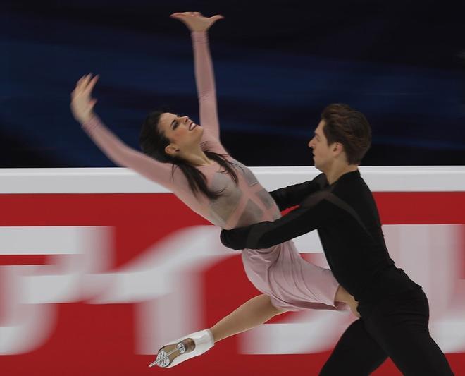 Sara Hurtado y Kirill Khaliavin de España se presentan durante la competición de Baile Libre de Danza de Hielo de la ISU Grand Prix Rostelecom Cup en Moscú,