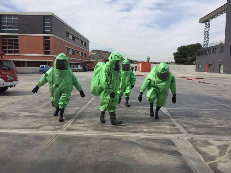 Los bomberos del parque Ildefonso Prats reciben seis equipos XXL contra agentes químicos y biológicos