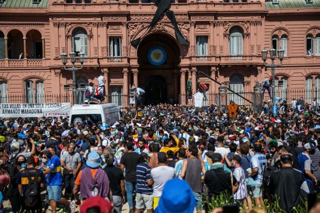 Los incidentes se desataron frente a la Casa Rosada cuando algunos hinchas, temiendo no poder acceder ante el inminente cierre de la capilla ardiente de Diego Armando Maradona, tumbaron vallados y se enfrentaron con la Policía.