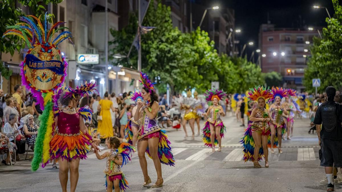 Una de las comparsas por la Gran Vía de Cehegín