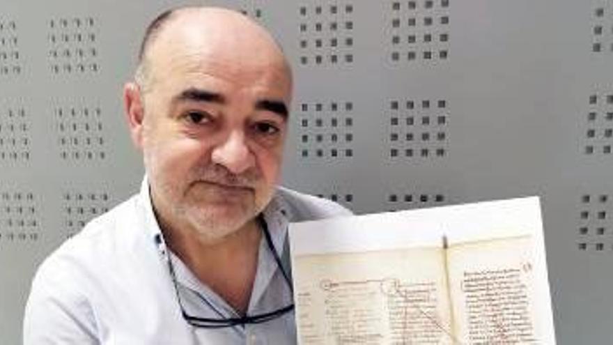 Gabriel Songel con el manuscrito.