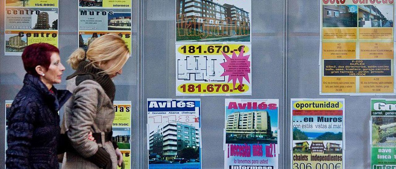 Anuncios de venta de pisos en una inmobiliaria del centro de Avilés.