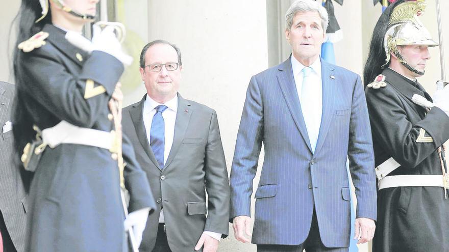 Hollande y Kerry, ayer a las puertas del palacio del Elíseo, en París.