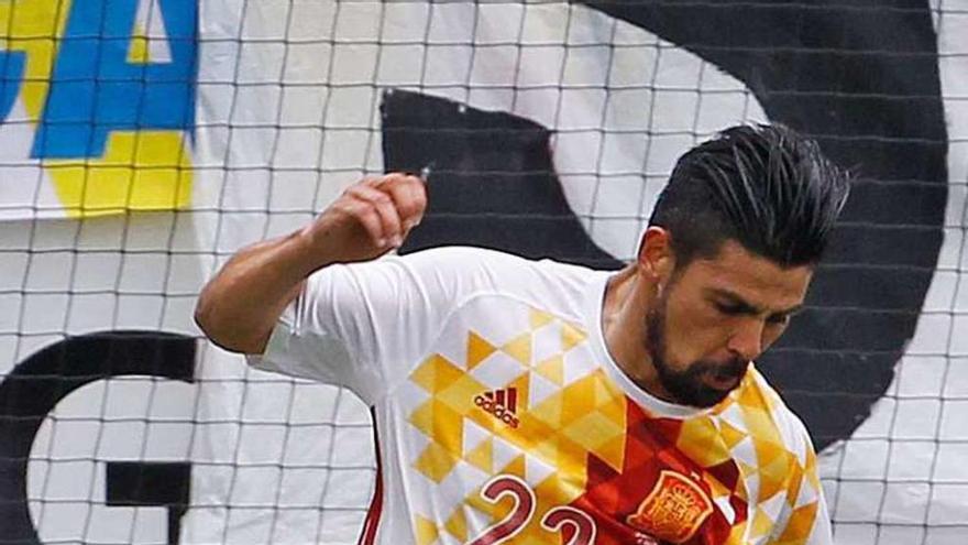 Nolito supera a un defensa de Bosnia. // Eddy Rish