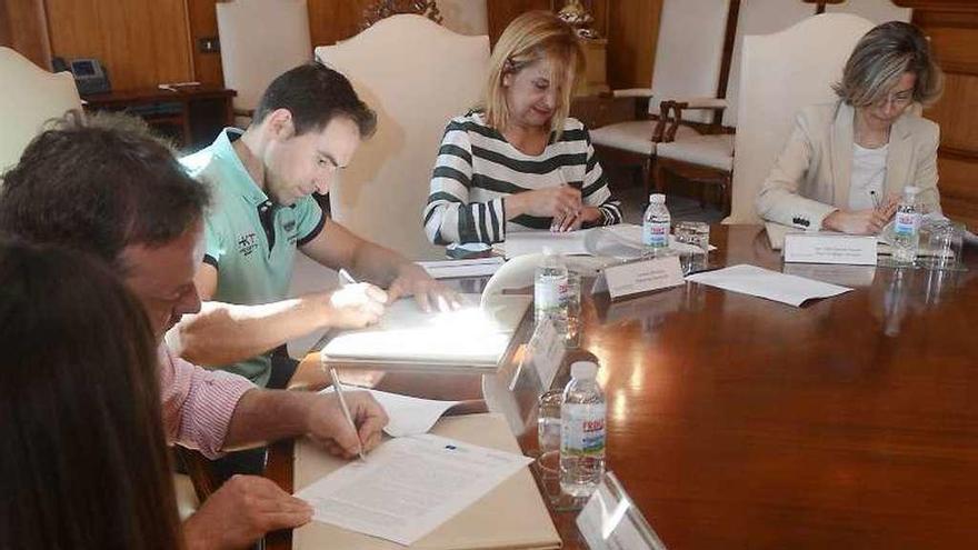 Firma de los contratos, ayer en la Diputación. // Rafa Vázquez