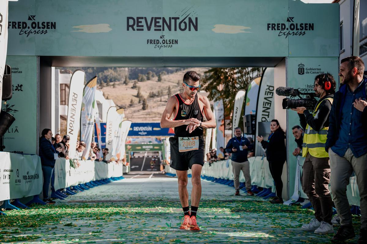 Arezki Habibi cruza la meta de la Reventón El Paso Fred. Olsen Express.