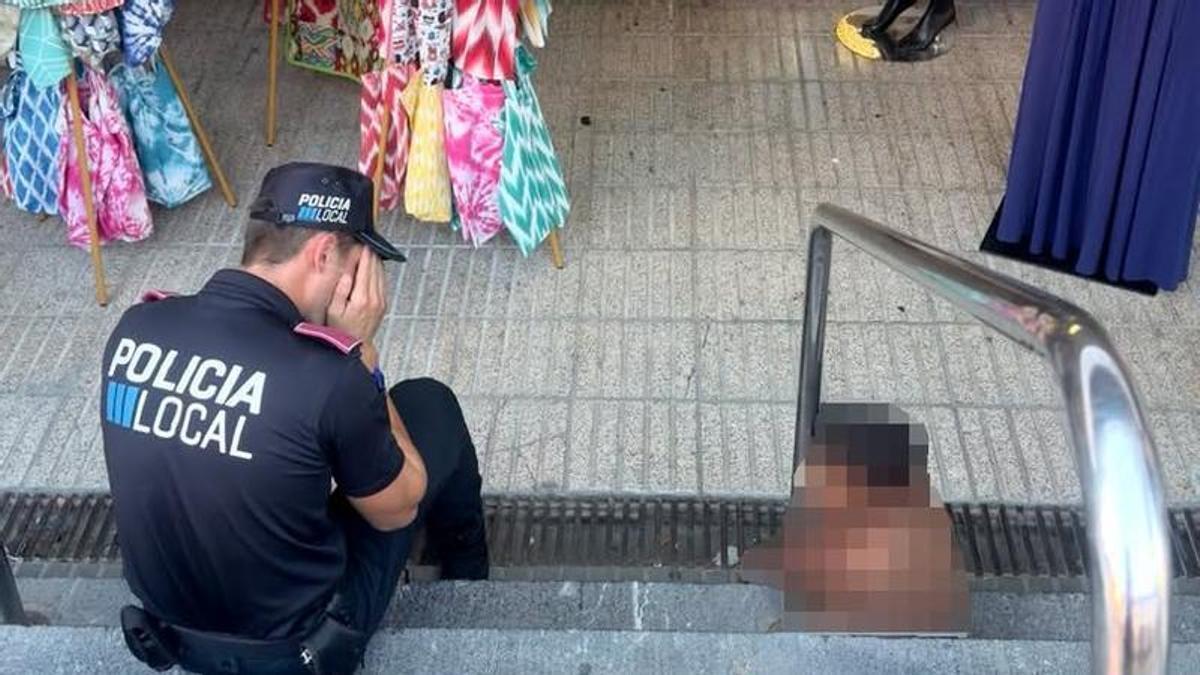 Un policía juega con el niño que fue encontrado solo en la calle en El Terreno.