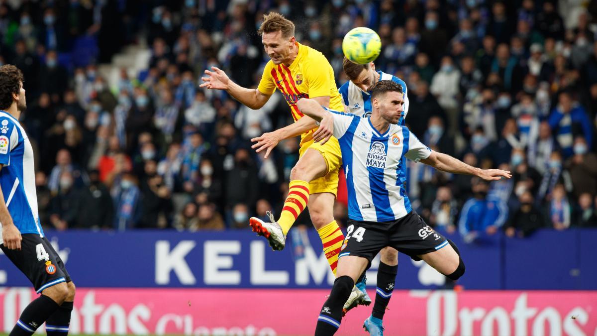 Luuk de Jong igualó con este cabezazo el derbi entre Espanyol y Barça en el descuento