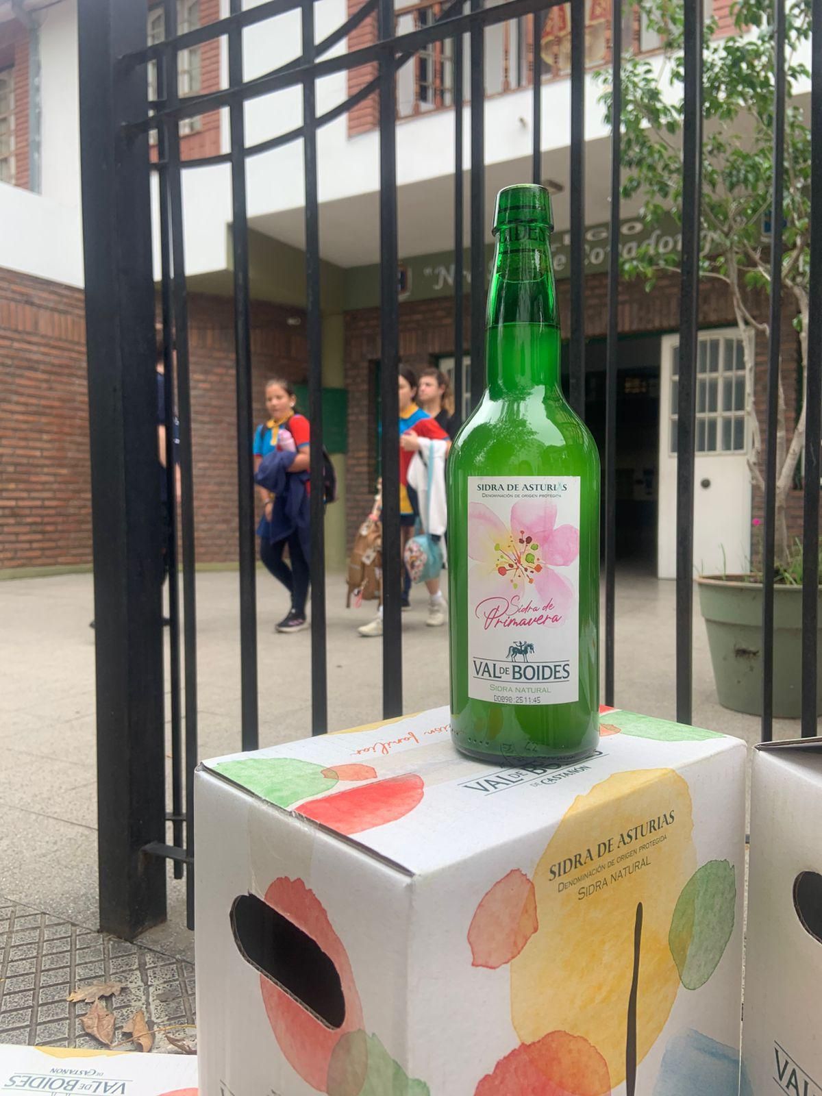 La sidra para el concurso de escanciadores, a la puerta del Centro Asturiano de Santa Fe