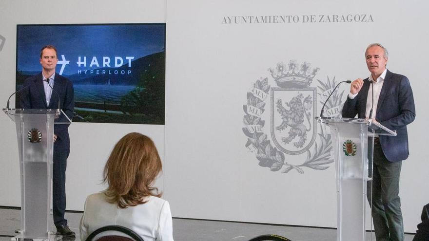El líder del proyecto Hardt Hyperloop, Stan de Caluwe, junto al alcalde de Zaragoza, Jorge Azcón, este lunes.