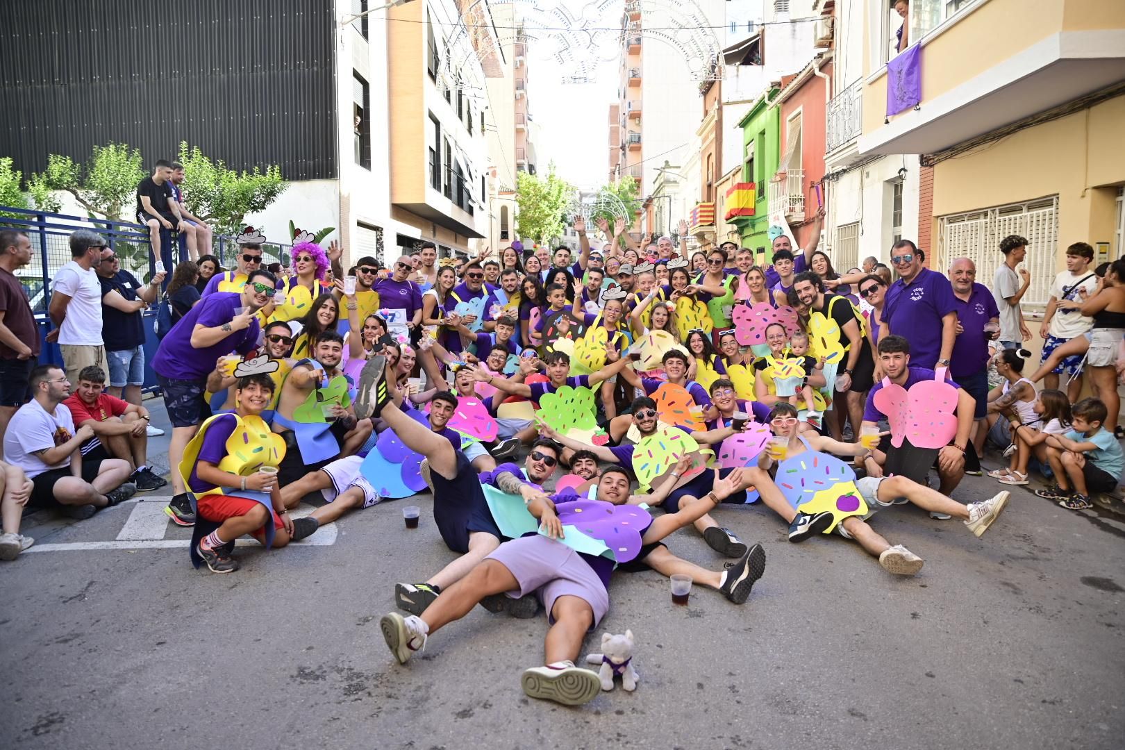 Multitudinario y divertido desfile por la entrada del toro