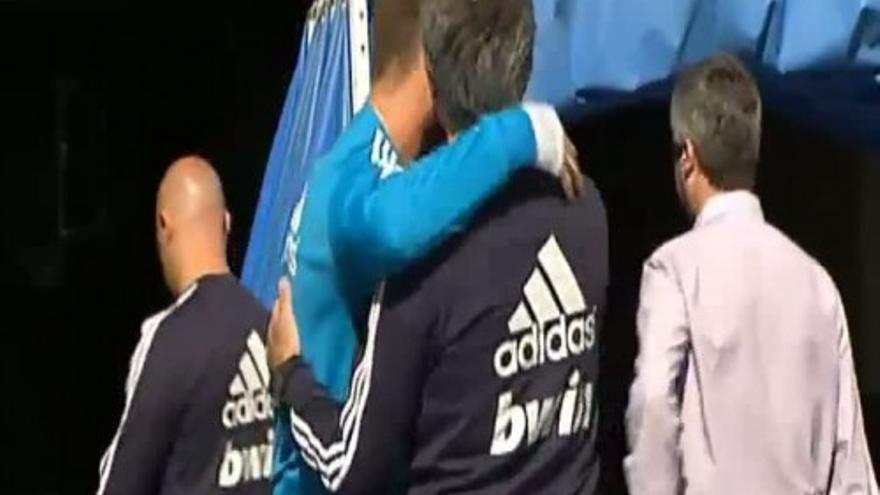 Significativo abrazo entre Ramos y Mourinho