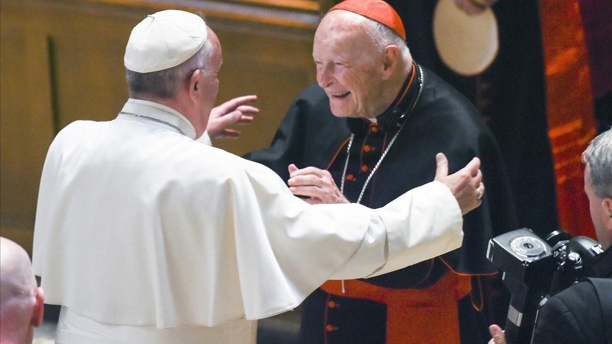 El Papa saluda a McCarrick, en el 2015.