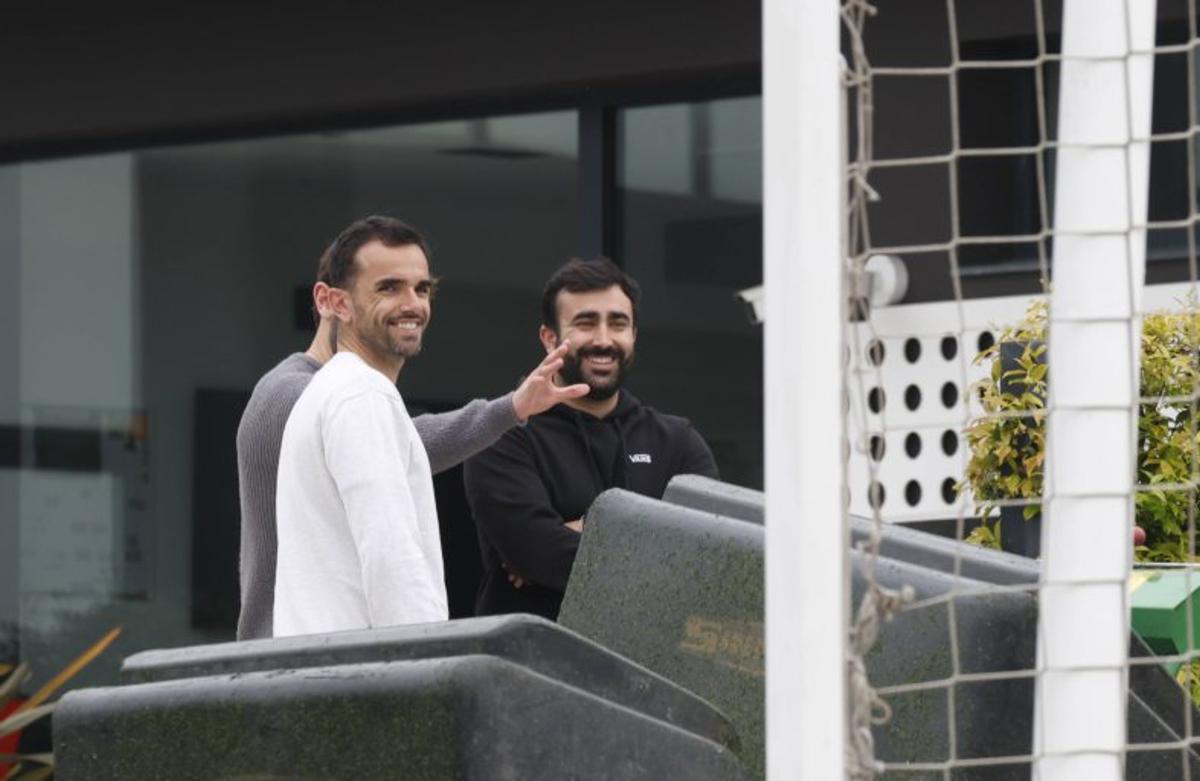 Por la izquierda, en primer término, Mario Gutiérrez, con Juan Arriola detrás, y René Centrón, ayer, en Mareo.  | ÁNGEL GONZÁLEZ