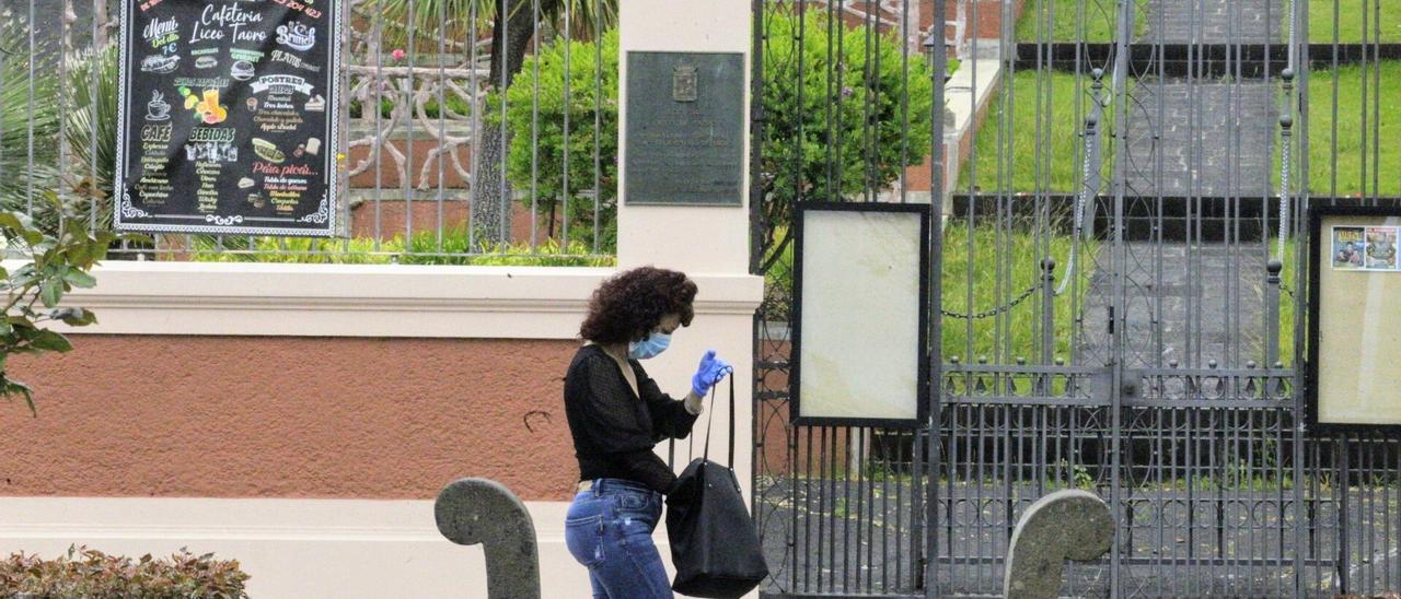 Una mujer camina por el casco de La Orotava