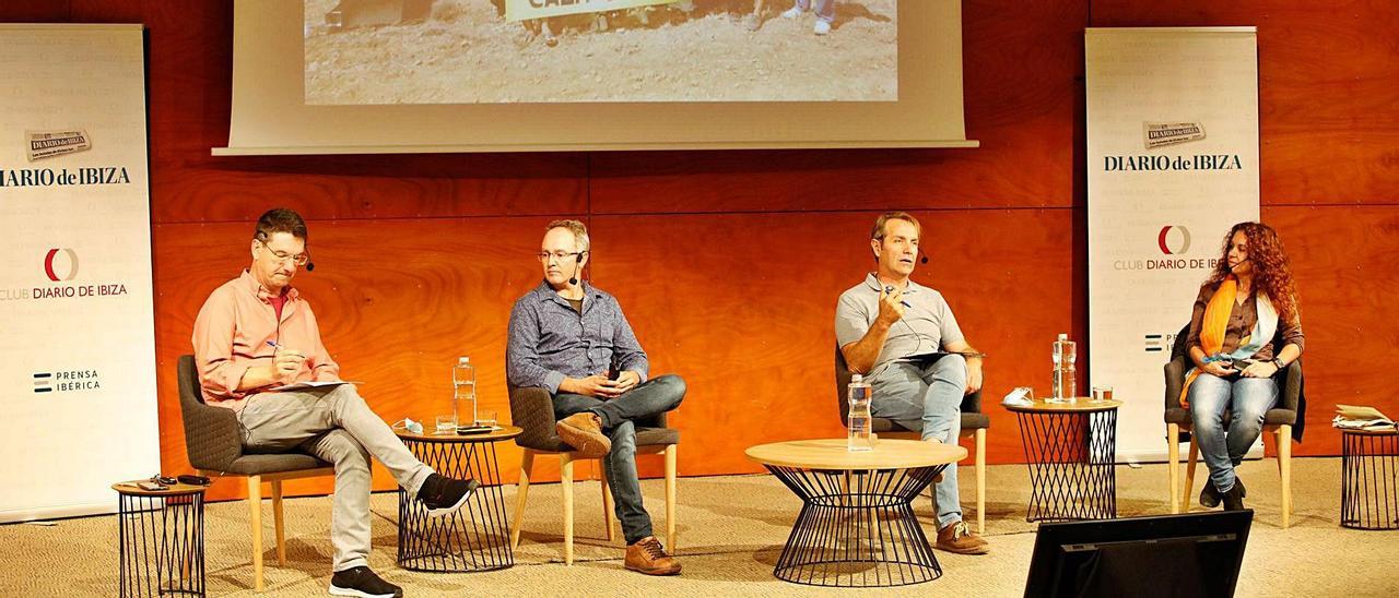 Joan Lluís Ferrer; Jordi Serapio; Juanjo Torres, de Amics de la Terra, que moderó el coloquio, y Neus Prats. | VICENT MARÍ