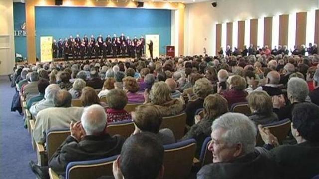 Un momento durante la actuación de la coral Ambrosi Cotes de Villena (Alicante).