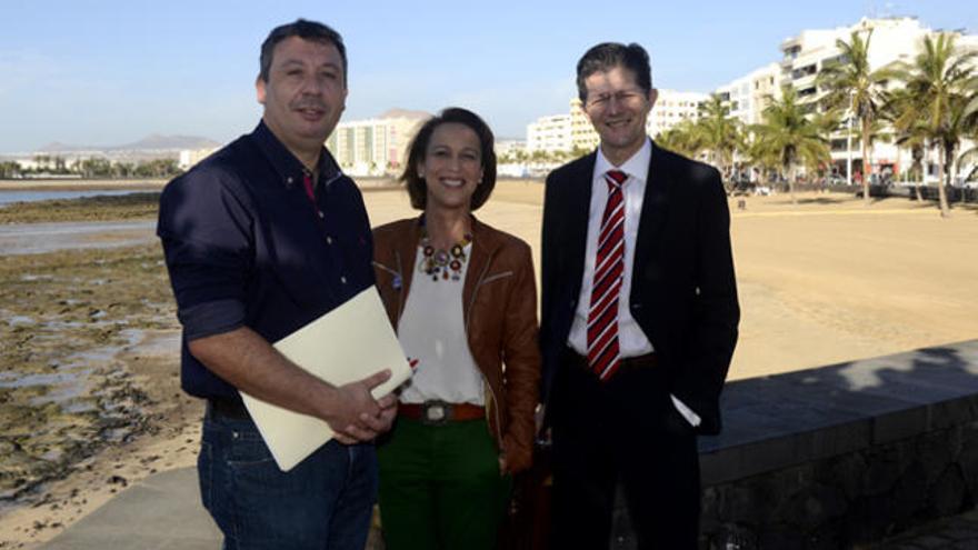 José Carlos Rojas (izquierda), Ana Isabel de León y Carlos Viña, el pasado jueves, en Arrecife. | javier fuentes