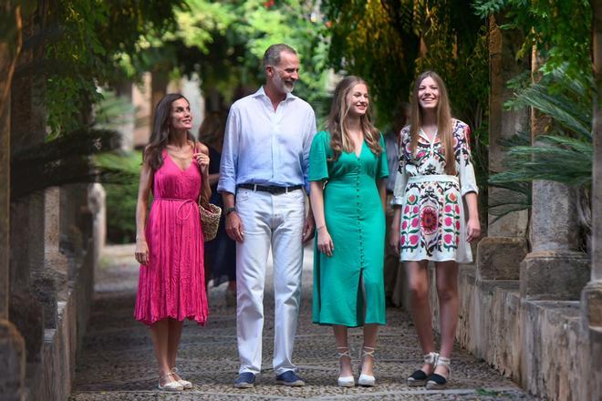 El posado familiar de los reyes y sus hijas en los Jardines de Alfàbia en Bunyola de Mallorca
