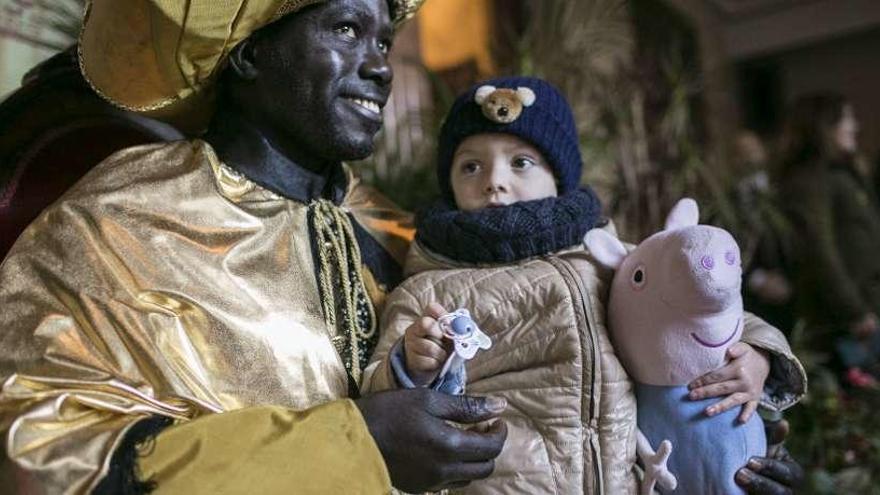 Baltasar, ayer, con un niño en el regazo.