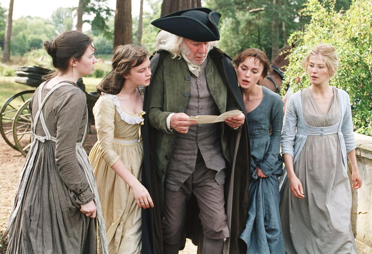 Fotograma de la adaptación al cine de " Orgullo y prejuicio " realizada en 2005. This undated promotional photo provided by Focus Features shows actors from left Talulah Riley Carey Mulligan Donald Sutherland Keira Knightley and Rosamund Pike in a scene from Pride Prejudice A wealth of performance-driven films costume pageants and visual spectacles are in the Oscar hunt this year among them Pride Prejudice Memoirs of a Geisha King Kong Brokeback Mountain and Walk the Line AP Photo Focus Features Alex Bailey. PELICULA