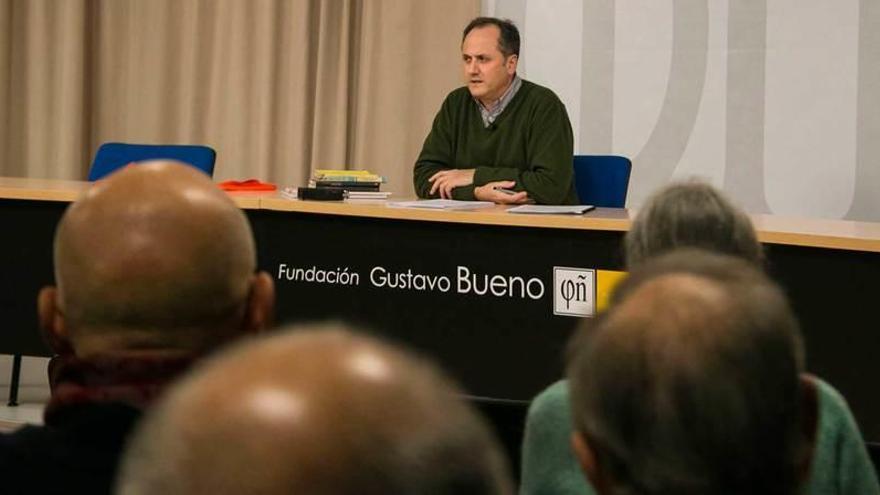 Marcelino Suárez, ayer, en el salón de actos de la Escuela de Filosofía de Oviedo.