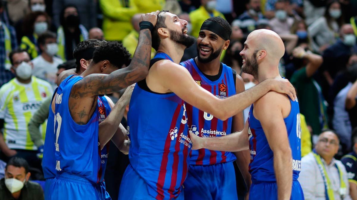 Los jugadores del Barça celebrando el triunfo en Estambul