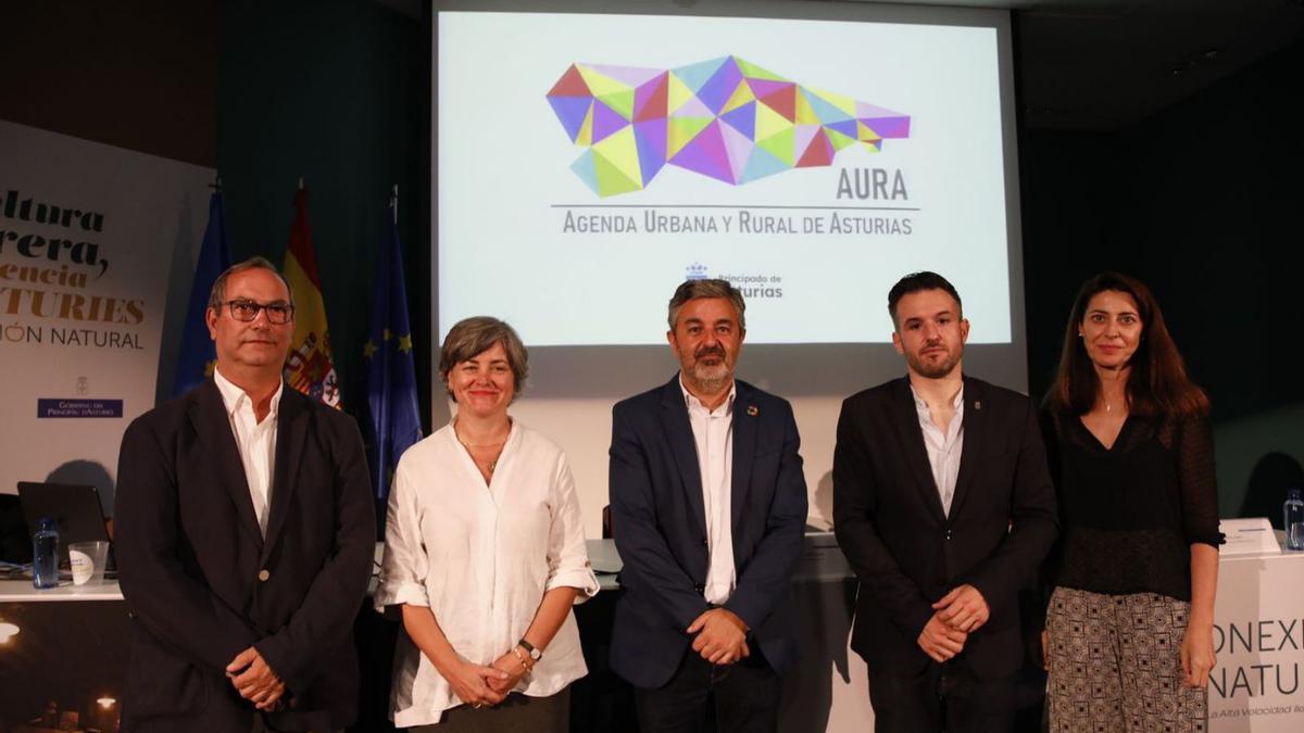 Por la izquierda, Ignacio de la Puerta, Sonia Puente, Alejandro Calvo, Jorge García y Sonia Hernández, en el acto de ayer. | Á. González