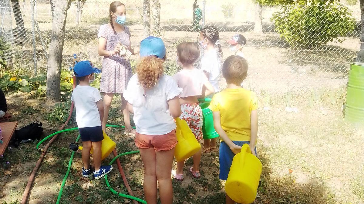 Varios niños durante la ludoteca de julio.