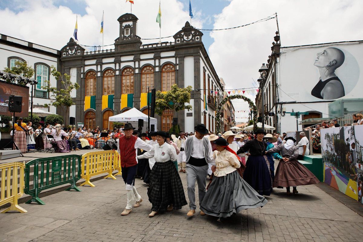 Actuación folclórica en la Plaza de la Constitución