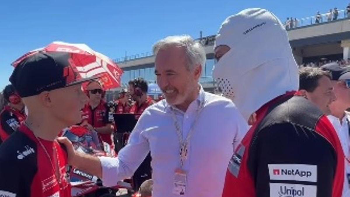 El presidente de Aragón, Jorge Azcón, con Ceciarmy y el joven Izan, en el circuito de Alcañiz.