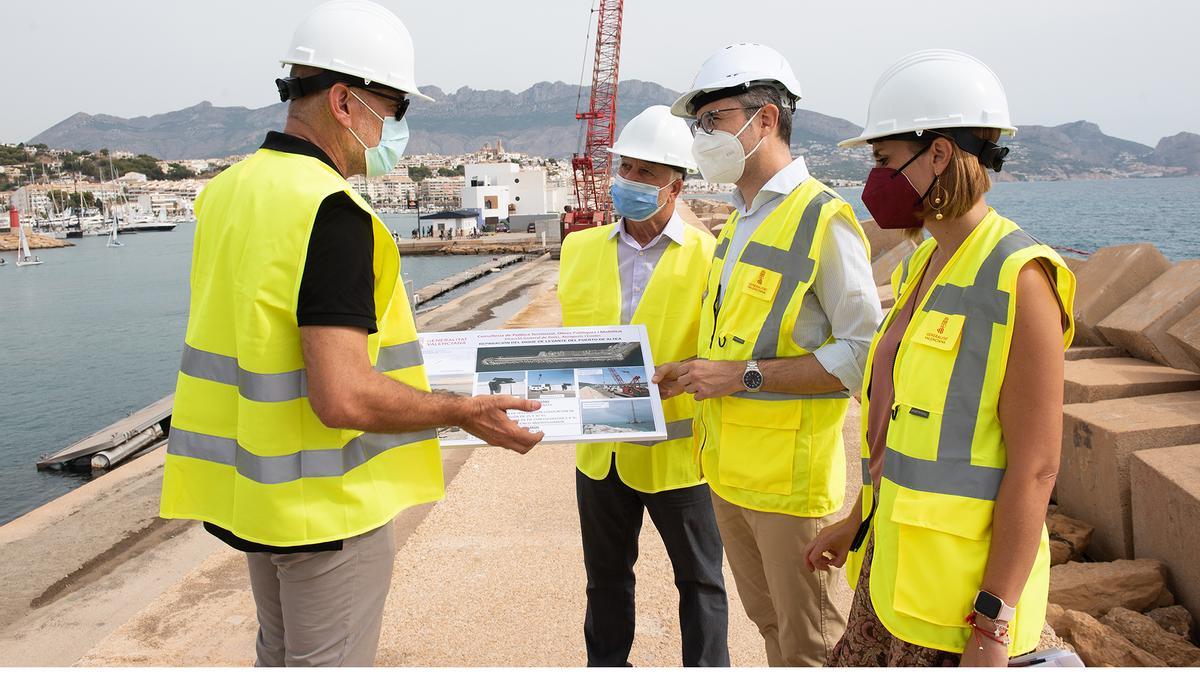 El conseller y el alcalde han visitado este martes las obras del puerto.