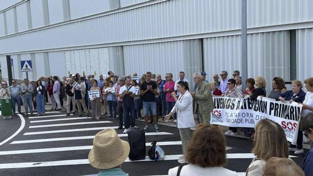 La regidora, este domingo, dirigiéndose a los concentrados ante el nuevo centro de salud. | FDV