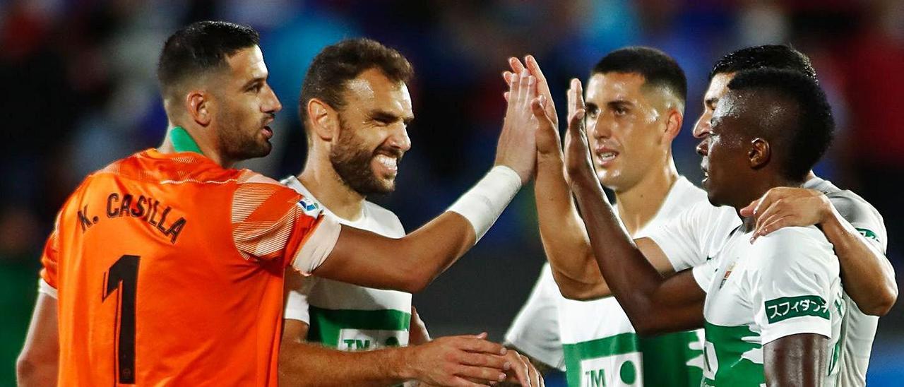 Los jugadores del Elche celebran al final del partido la victoria del pasado lunes en Getafe.