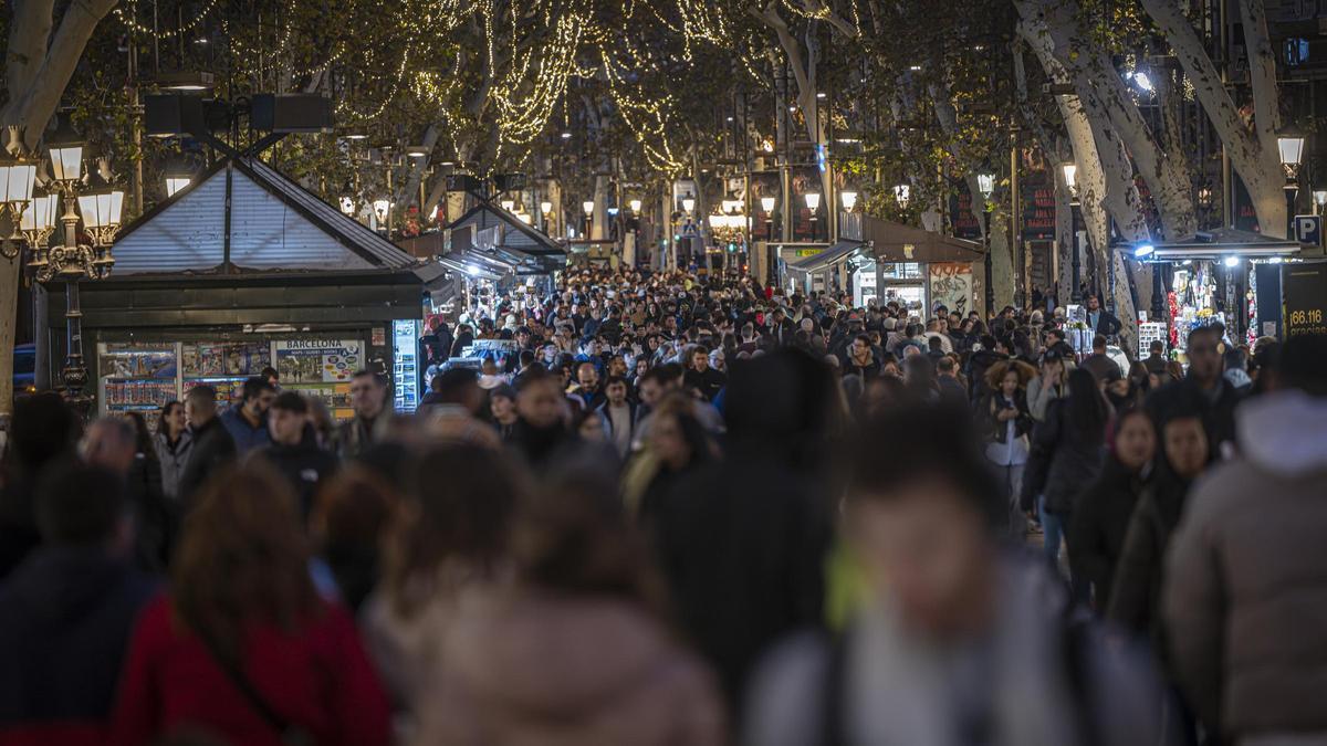 Una multitud en La Rambla, en Barcelona.