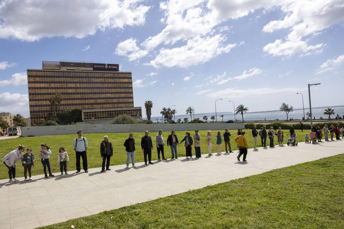 Más de 200 personas forman una cadena humana contra el macroproyecto de GESA al grito de “¡Parque sí, cemento no!” Más de 200 personas forman una cadena humana contra el macroproyecto de GESA al grito de “¡Parque sí, cemento no!”